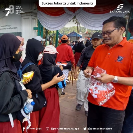 Sambut HUT RI ke-78, Sarana Jaya bersama Badan Kesbangpol bagikan bendera merah putih di Hari Bebas Kendaraan Bermotor (HBKB)