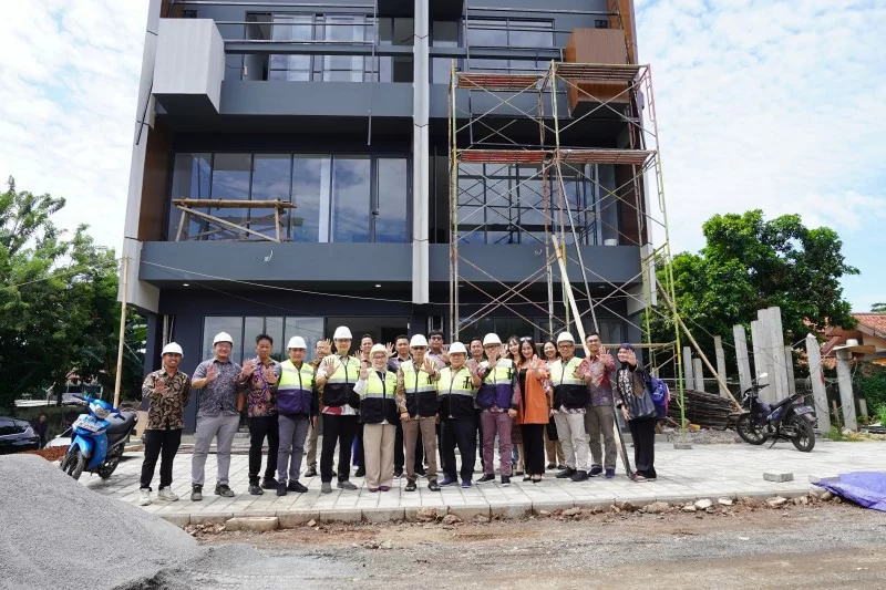 Dewan Pengawas dan Direksi Sarana Jaya Lakukan Peninjauan Progres Pembangunan Warna Fine Living