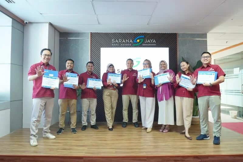 Penyerahan Piagam Penghargaan Insan Arsiparis di Lingkungan Perumda Sarana Jaya